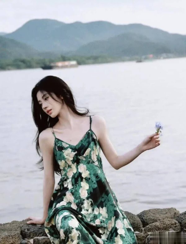 瑶鸿配资 鞠婧祎化身绿野仙踪精灵，墨绿玫瑰裙演绎复古浪漫