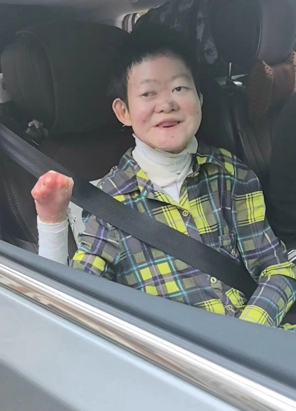 恒汇证券 医生断言“活不过2岁”的郑州罕见病女孩，24岁“带伤出征”，开启西藏之行